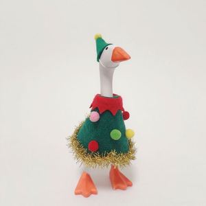 Figura de Ganso Blanco de 7 Pulgadas con Ropa Navideña, Versión Mini - Product Image 4