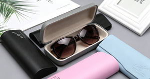 Étui à lunettes haut de gamme avec cadre en carton rigide, tissu en similicuir souple, gaufrage, fermeture magnétique, design carré - Product Image 3