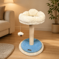 Arbre à chat élégant en forme de nuage avec lit en fausse fourrure blanche, griffoir en sisal et jouet nuage suspendu pour chats d'intérieur
