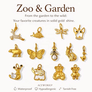 Zoo y Jardín |   Colgante de Acero Inoxidable con Baño de Oro PVD de 18K con Forma de Animales e Insectos: Mariposa, Abeja, Oso, Elefante, Caballo, Ciervo, Gato, Caracol - Product Image 1