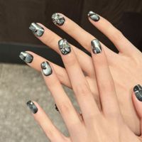 Faux ongles à presser pour femmes, noirs et argentés, carrés moyens, effet œil de chat, avec perles de cristal chromées et fleurs, pour un style gothique, luxueux et glamour.