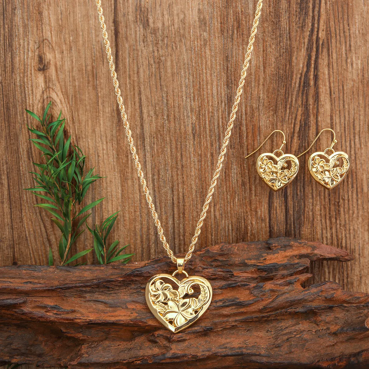 قلادة حديثة مطلية بالذهب بتصميم قلب كبير ونقش زهور من هاواي مجموعة مجوهرات للسيدات