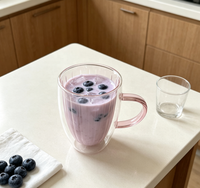 Mug en verre borosilicate à double paroi fait main, design moderne, intérieur rose à rayures verticales, poignée rose, résistant à la chaleur, isolé