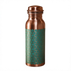 Botella de Agua de Cobre de Alta Calidad con Textura Martillada y Tapa de Rosca Hermética - Product Image 1