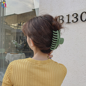 QIYUE Pinces à mâchoires en plastique antidérapantes Big Claw Clip pour femmes avec des cheveux longs épais inspirés par la conception de <span class=keywords><strong>crabe</strong></span> - Product Image 2