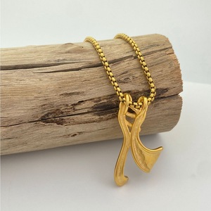 Collar con colgante de acero inoxidable con forma de amantes de Yunnique, color dorado, regalo de joyería para hombres y mujeres, diseño de moda - Product Image 4