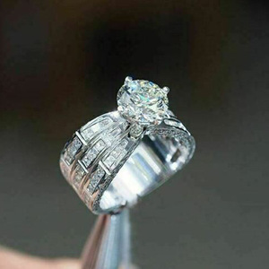 Anello scintillante a quattro punte per donna, elegante e delicato gioiello da dito alla moda - Product Image 1