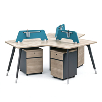 Postes de travail modernes et minimalistes en bois triangulaires personnalisables pour 6/8 personnes, bureau avec écran de séparation et ensemble de chaises d'ordinateur