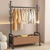 Porte-manteau moderne en fer sur pied avec panier amovible, roulettes et 6 crochets – Idéal pour le rangement intérieur et le séchage des vêtements dans les salles de bain et les hôtels