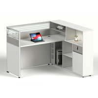 Poste de travail de bureau moderne avec cloison en verre pour l'intimité, étagères de rangement supérieures en bois, gestion des câbles et prise de courant intégrées