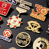 Badges personnalisés plaqués or, gravure laser traversante, impression UV, finition de surface polie, style tendance, utilisation publicitaire