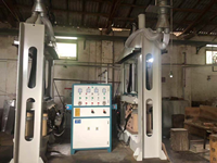 Presse à chaud haute fréquence pour le cintrage du contreplaqué et du bois cintré pour chaises, avec moteur à roulement, 120 tonnes de pression, 7,5 kW de puissance
