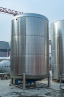 Réservoir de stockage en acier inoxydable de qualité alimentaire 1000L 304/316L pour l'industrie de la bière et des boissons au lait avec composant de récipient à pression centrale