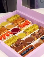 Boîte à gâteaux personnalisée avec séparateurs pour la présentation de desserts, sauces à tremper et chocolats, idéale pour les pique-niques et la restauration.