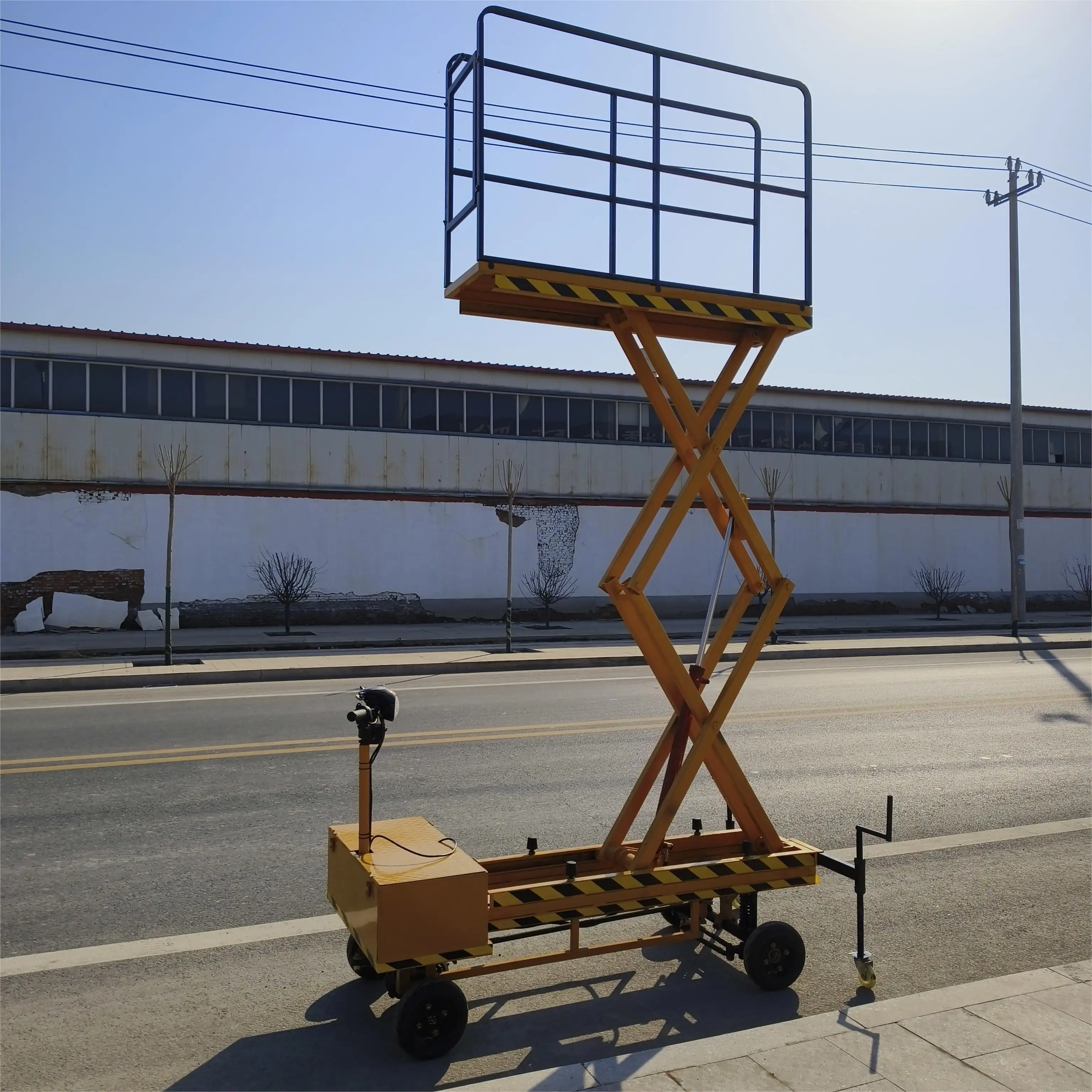 The Hydraulic Rail Trolley Can Be Raised Up To 3 Meters To Pick Vegetables And Fruits In The Greenhouse