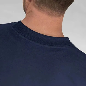 T-shirt pour homme en tissu confortable, style personnalisé, vêtement décontracté, couleur unie, manches courtes, fabriqué en Pakistan par OEM. - Product Image 3