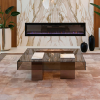 Table à café et à thé en verre artisanal de luxe italienne, durable, design moderne, cadre doré, plateau en métal noir, mobilier d'intérieur pour hôtel