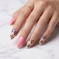 Vente en gros de faux ongles courts en ABS personnalisés avec un design de papillon rose