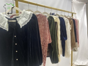 T-shirt Estiva da Donna a Manica Lunga/Corta in Velluto Usato con Stile - Abbigliamento Usato all'Ingrosso - Product Image 2