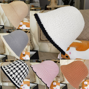 Nouveau Chapeau Bob d'Hiver en Cachemire Brodé Style Japonais Coréen Mignon Tricoté Coupe-Vent Chaud Polyvalent Chapeau de Pêcheur - Product Image 3