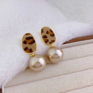 Boucles d'oreilles pendantes exagérées en flanelle à imprimé léopard vintage en or véritable plaqué cuivre, nouvelle mode haut de gamme pour femmes, automne-hiver - Product Image 6