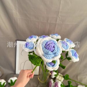 Ramo de Rosas de Ganchillo de Lana con Colores Degradados Hecho a Mano, Regalo Creativo para Boda o San Valentín 2025 - Product Image 5