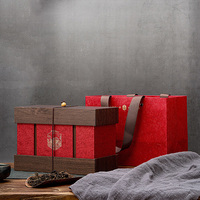 Boîte cadeau en bois de style chinois avec doublure en tissu rouge et sac fourre-tout en papier assorti, origine Guangzhou