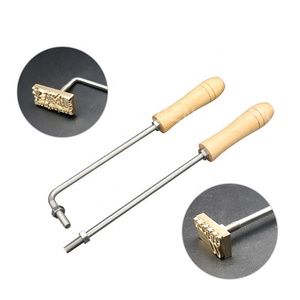 Tampon métallique personnalisé de haute qualité avec manche en bois pour logo de marque de gâteau, fabrication sur mesure - Product Image 2