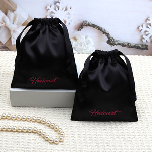 Bolsa de satén de seda suave con cordón y logotipo personalizado impreso para sombreros, ropa, pelucas, zapatos, protección contra el polvo, fiestas y empaque. - Product Image 3