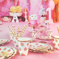 24 Pièces de Fournitures d'Anniversaire Modernes et Très Vendues sur le Thème Fraise et Baies : Boîtes à Dragées, Assiettes, Serviettes, Gobelets, Nappes, Bannière - 87 Pièces
