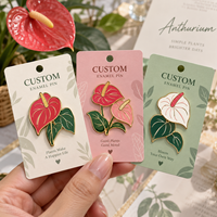 En gros, épingles en émail personnalisées : Fleur d'Anthurium, Plante Flamant rose, Lys. Épingles de revers en émail dur, badges métalliques floraux botaniques.