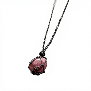 Collier en macramé noir avec pendentif en pierre rose, bijoux boho faits à la main, vente en gros - Product Image 1