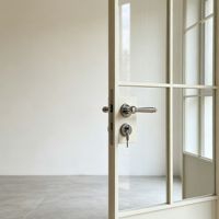 Porte battante simple en aluminium blanc de style vintage français Aomeja avec cadre blanc et vitrage simple pour cave à vin, salle à manger, hôtel, boutique, café