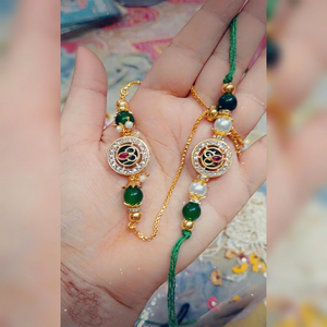 Conjunto Tradicional de Diseño para Bhaiya y Bhabhi, Elegante Cadena Chapada en Oro Premium con Cuentas Estilo Esmeralda Verde - Product Image 1