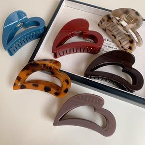 Pince à cheveux élégante pour femme, design cœur d'amour, en acrylique mat, pince crabe pour coiffure arrière de la tête - Product Image 3