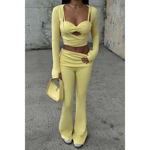 Traje de Pantalón Amarillo con Botón Decorativo - Product Image 4