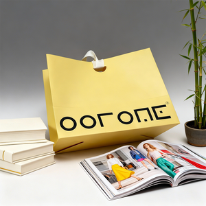 حقيبة ورقية صفراء زاهية بخط أسود جريء، تتميز بمقابض بيضاء متينة، تم التقاطها في نمط حياة بسيط - Product Image 6