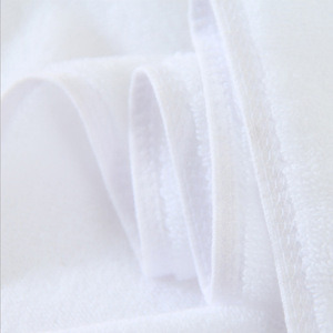 Toallas de Baño para Hotel de 70x140cm al por Mayor - Toallas Absorbentes de Algodón Teñido en Hilo Blanco, Bordado de Logotipo Personalizado - Product Image 2