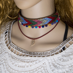 Collier ras du cou bohème multicolore <span class=keywords><strong>en</strong></span> ruban tricoté et tissé à la main, orné de pompons et d'un pendentif feuille <span class=keywords><strong>en</strong></span> alliage - Product Image 2