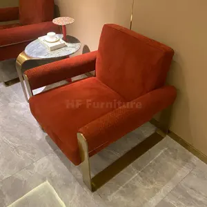 Ghế giải trí khung kim loại hiện đại với tay vịn sang trọng nhung đỏ Ghế sofa đơn cho phòng khách