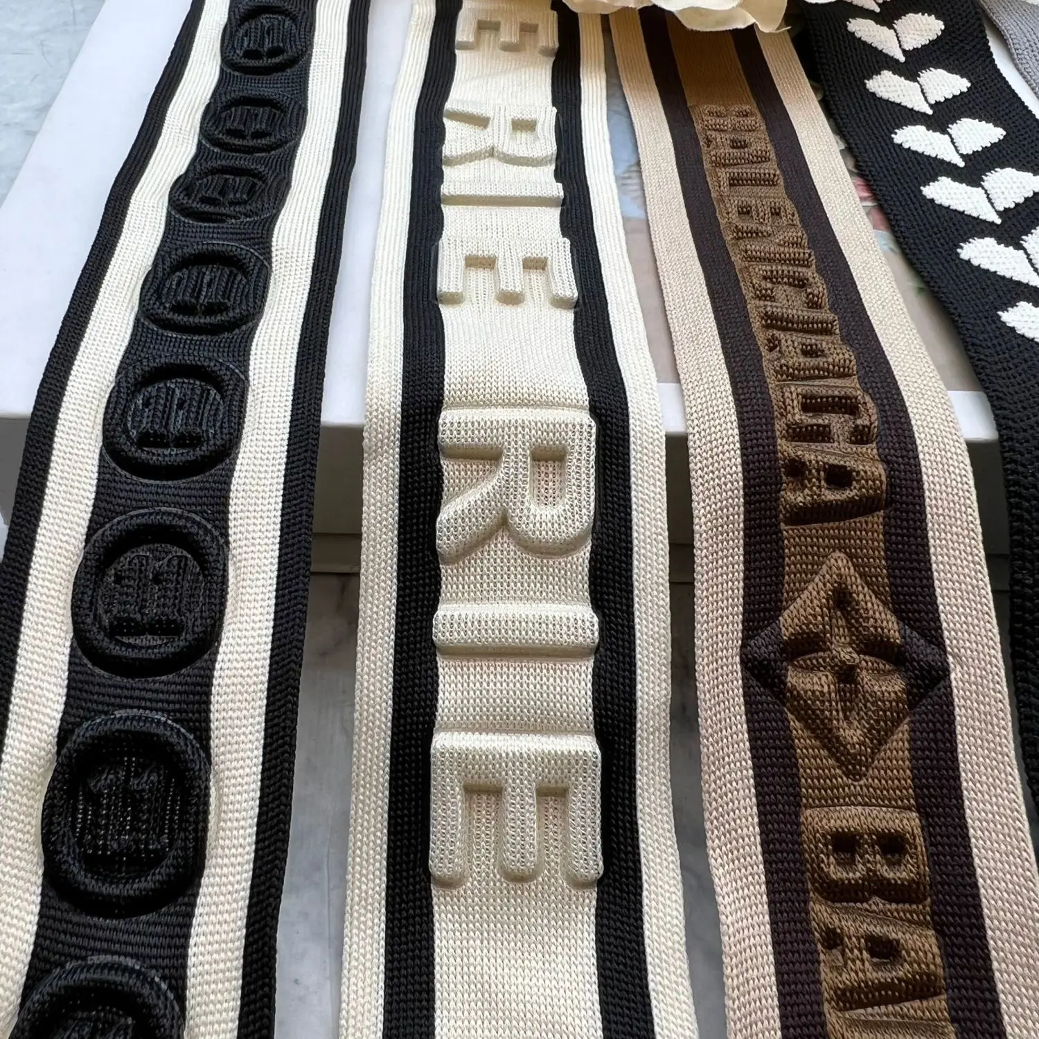 100% โพลีเอสเตอร์ 3D นูนเสื้อผ้าอุปกรณ์เสริมผิวถักเทป Webbing สําหรับกางเกงแถบด้านข้าง