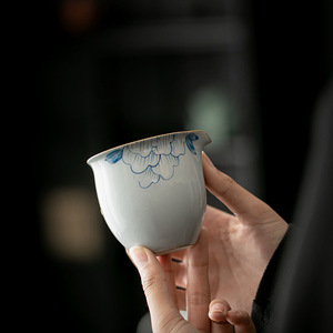ถ้วยเซรามิกวาดลายด้วยมือ ลายดอกไม้ สำหรับเสิร์ฟชา ผลิตที่เมืองเต๋อฮวา - Product Image 4