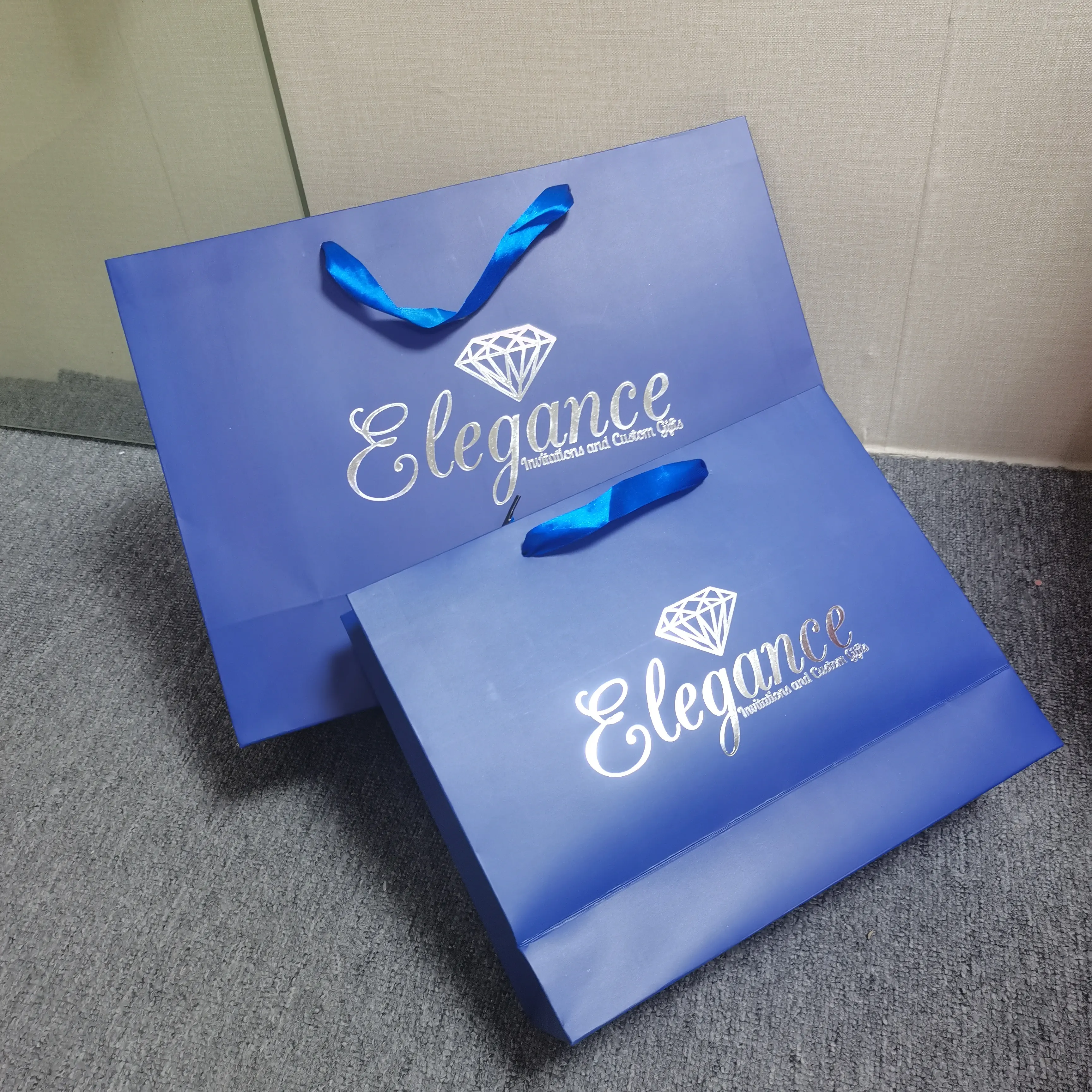 Stampa personalizzata Logo fedele borsa della spesa blu imballaggio vestiti regali Tote sacchetto di carta in cartone con manico a nastro