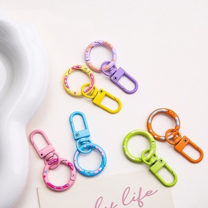 Llavero de metal con hebilla de resorte, diseño de donut rojo brillante y colorido, accesorio de joyería DIY, colgante para llavero, elegante para el día a día - Product Image 1