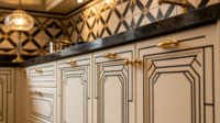 Cuisine sur mesure de style Art Déco de luxe avec îlot, plan de travail en pierre noire et appareils encastrés pour les commandes en gros des constructeurs