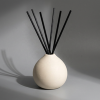Diffuseur de parfum en céramique beige mat minimaliste de luxe, pot en porcelaine pour aromathérapie, décoration intérieure et cadeaux de mariage