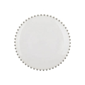 Vente en gros d'assiettes PS jetables en plastique à bord doré/argenté <span class=keywords><strong>de</strong></span> couleur claire pour fêtes, mariages, anniversaires, logo personnalisé pour restaurants - Product Image 1