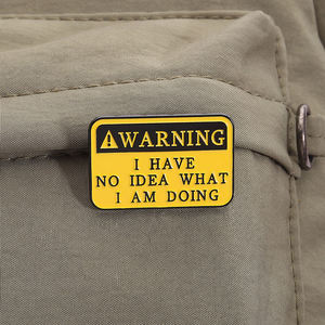 Warnung Ich habe keine Ahnung, was ich tue Brosche Emaille Pins Lustige Zitate Metall Broschen Revers Abzeichen Schmuck Großhandel Lager - Product Image 3