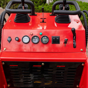 Chargeuse compacte HTS382T de 380 kg équipée d'un concasseur à mâchoires et de l'outil pour souches - Product Image 5