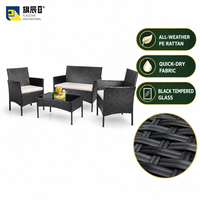 Ensemble de patio 4 pièces en rotin PE noir avec coussins beiges et table en verre